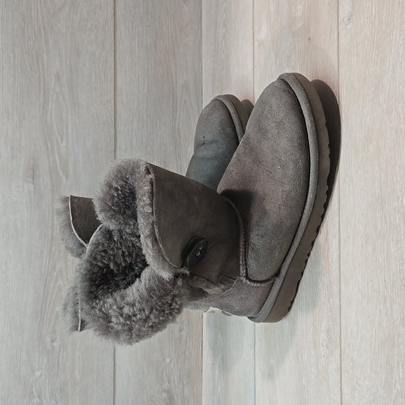 Ugg Australia Women 5803 Leather Sheepskin Bailey button II boots shoes sz 6 - Picture 2 of 15